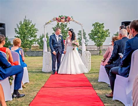 Ilustrácia znázorňujúca rôzne typy slávnostných príležitostí (svadba, promócie, jubileum)