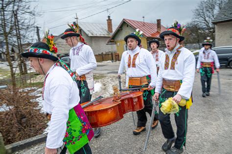 Ilustrácia fašiangovej obchôdzky s hudobníkmi