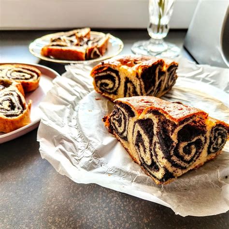 Detailná fotografia rozrezaného medovníkového závinu ukazujúca vrstvy cesta, lekváru a orechov