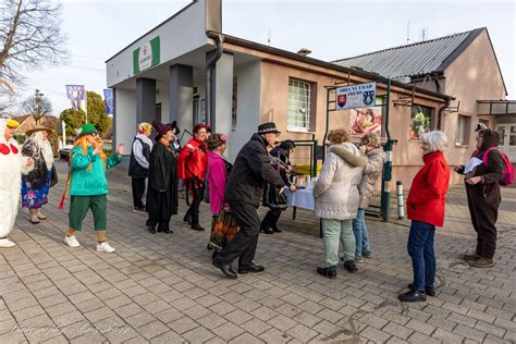Ilustrácia rôznych fašiangových masiek, vrátane tura, medveďa a slameníka.