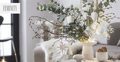 Interiér jedálne s vianočne prestretým stolom