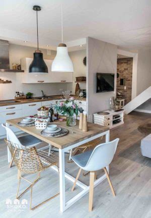 Stôl vyzdobený v škandinávskom štýle s prírodnými prvkami