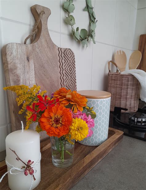 Detail vianočnej dekorácie na kuchynskej linke s girlandou