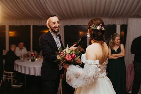 Nevesta hádže kyticu slobodným dievčatám