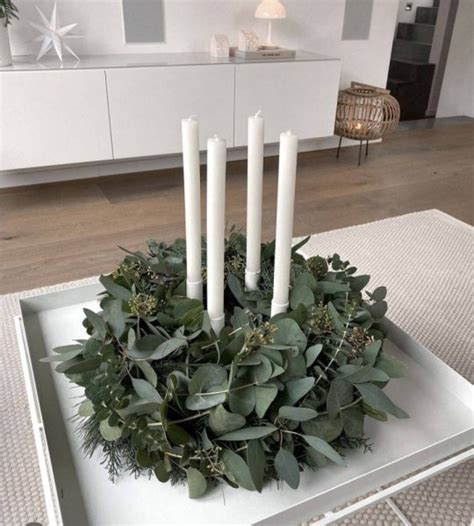 Moderný adventný veniec s eukalyptom a bielymi sviečkami