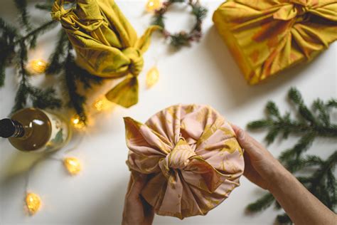 Ilustrácia techniky furoshiki s látkou.