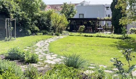 Tematické foto: Obecná záhrada Rača s altánkom