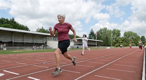 Ilustračná fotografia seniorov cvičiacich vo fitparku