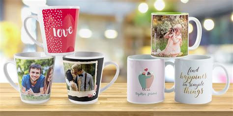 Ilustračné foto rôznych personalizovaných darčekov ako hrnčeky, poháre a čokolády