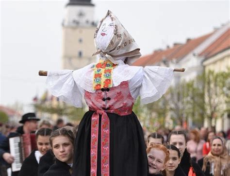 slamená figurína Moreny pripravená na obrad vynášania