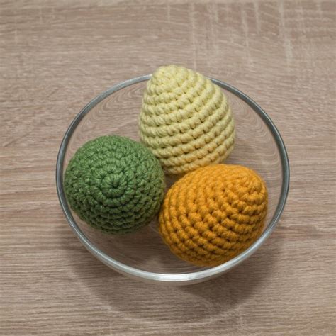 ručne pletené korbáče a farebné veľkonočné vajíčka