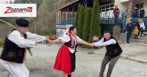 členovia folklórneho súboru Praslica v tradičných krojoch