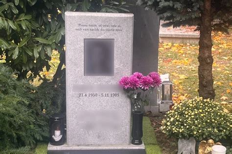 ilustrácia horiacej sviečky na cintoríne počas jesene