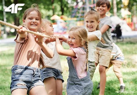 ilustrácia detí hrajúcich sa hru 