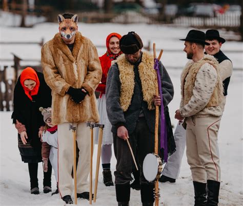 tradičné masopustné masky, vrátane medveďa