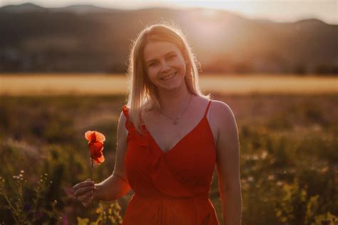 Zlatá hodinka pri západe slnka nad lúkou s romantickou atmosférou