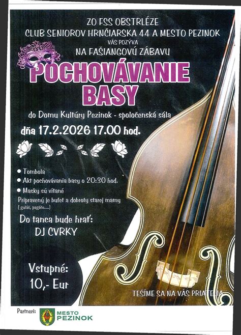 Symbolická rakva s basou počas obradu pochovávania basy