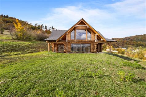Tematická fotografia svadby v prírodnom prostredí pri chate
