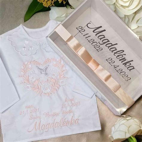 Elegantná darčeková krabička na košieľku na krst s priehľadom a bielou stuhou