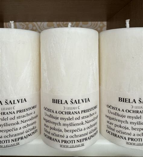 Ilustrácia rituálu: biela sviečka, papier s napísaným želaním