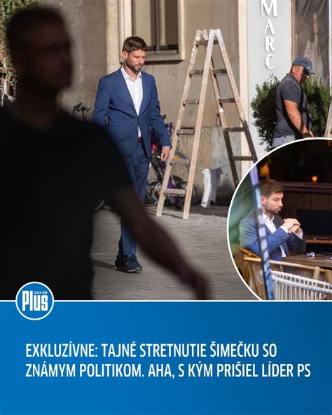 manažéri pri diskusii počas porady
