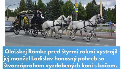 fotografia honosného rómskeho pohrebu s vyzdobeným kočom a množstvom smútiacich