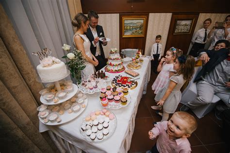 Sada bielych drevených tabuliek s označeniami 