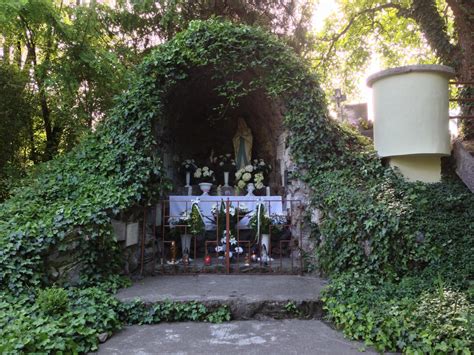 Zelenými vetvičkami ozdobený kostol počas sviatku Turíc