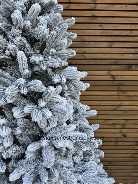 detailné foto 3D PE a PVC ihličia na bielom vianočnom stromčeku