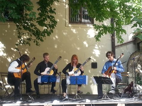 Záhrada Univerzity Bisla počas koncertu