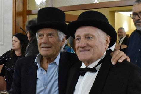 Peter Haruštiak s priateľmi na oslave