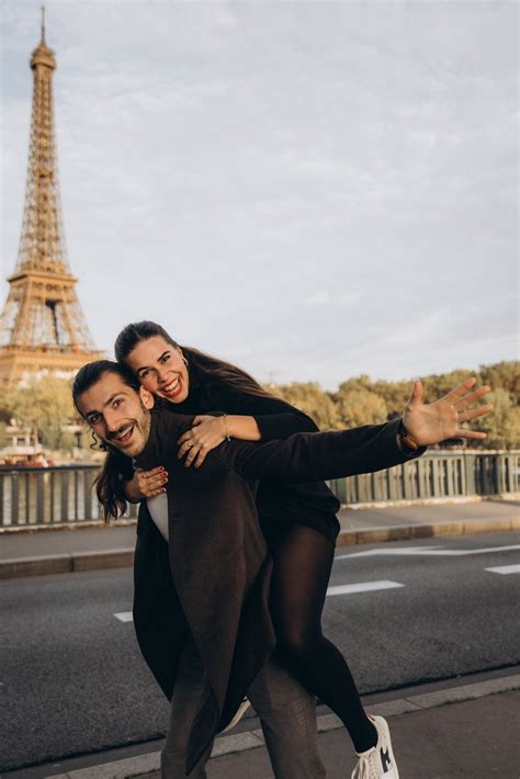 Ilustračná fotografia svietiaceho pohára na party, ktorý je naplnený nápojom a jemne svieti.