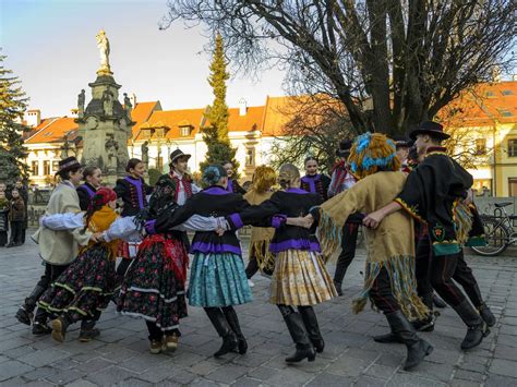 skupina ľudí v tradičných fašiangových maskách na sprievode