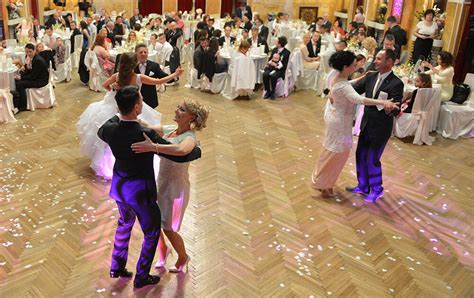 Fotografia zachytávajúca emotívny rodičovský tanec na svadbe.