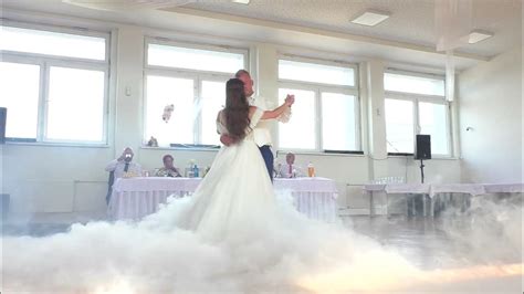 Dvojica mladomanželov tancujúca svoj prvý tanec.