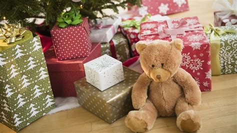 Tematické foto s umelým vianočným stromčekom a darčekmi pod ním