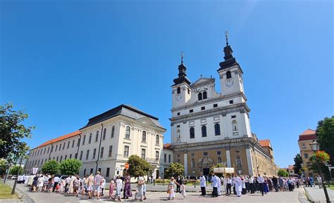 Fotografia kňaza žehnajúceho veriacich s Oltárnou sviatosťou počas procesie