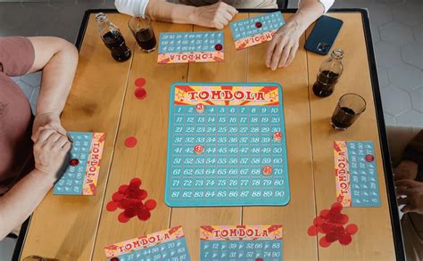 Tematické foto: Tombola s vystavenými cenami a moment žrebovania