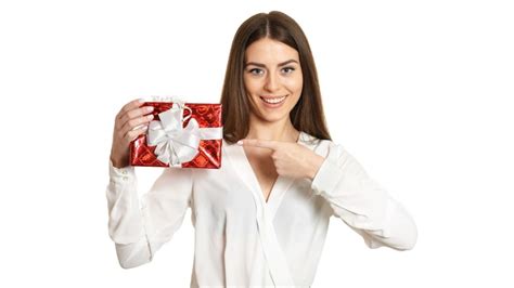 Tematické foto: spokojná žena rozbaľujúca kozmetický darček