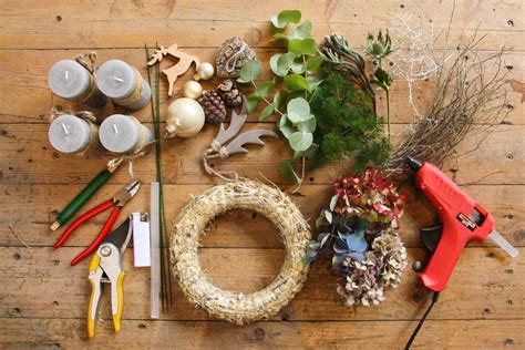 Sada základných materiálov pre výrobu adventného venca: korpus, vetvičky, sviečky, drôt, nožnice a ozdoby.