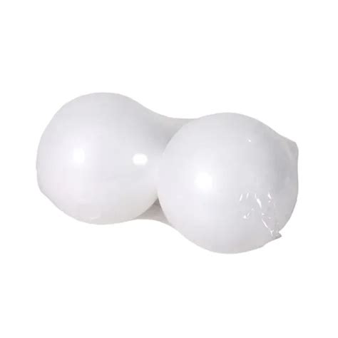 Detailné zábery na pripevňovanie vetvičiek pomocou špendlíkov na polystyrénový korpus.