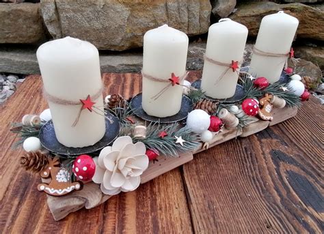 Rôznorodé dekorácie na adventný veniec: prírodné materiály, ozdoby, mašle.