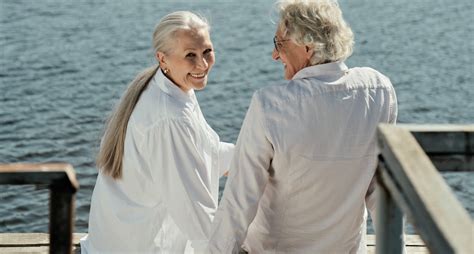 Ilustračná fotografia šťastného páru v zrelom veku oslavujúceho pri stole