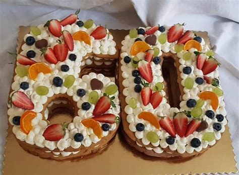 Ilustračná fotografia torty so sviečkami v tvare čísla 60