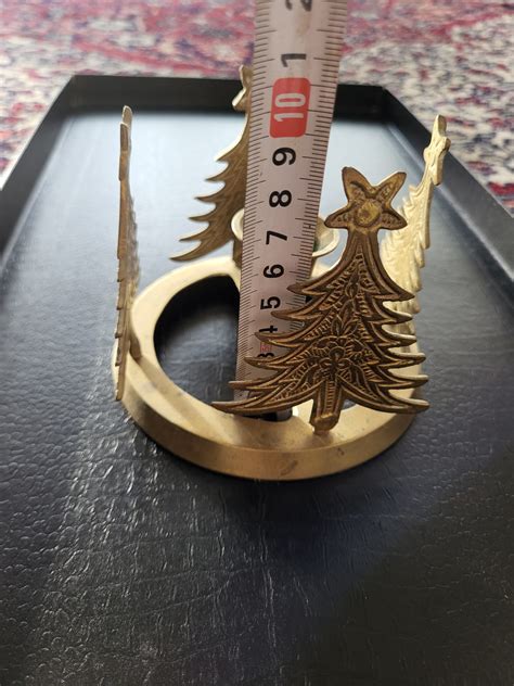 Detaily kovového svietnika v tvare vianočného stromčeka s umiestnenou čajovou sviečkou