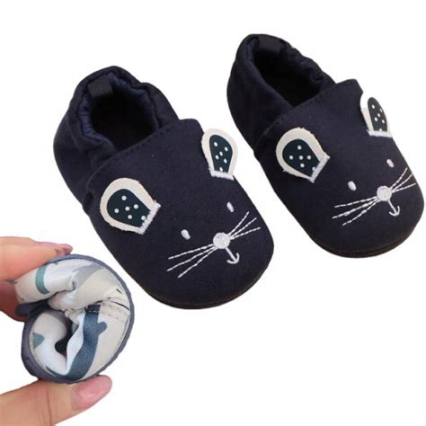 Detaily barefoot capačiek pre bábätká, ukazujúce ich flexibilitu a mäkkosť