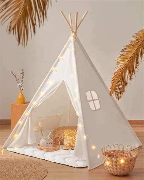 Ilustrácia detskej oslavy s teepee stanom a balónovou bránou