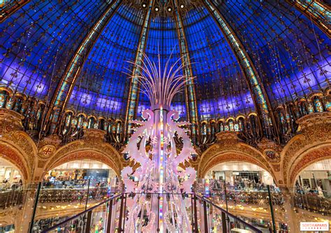 Fotografia vianočného stromčeka v Galeries Lafayette, napríklad obráceného alebo s bohatými dekoráciami