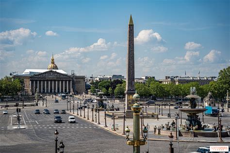 Fotografia vianočného stromčeka na Place de la Concorde s Obeliskom a Eiffelovkou v pozadí