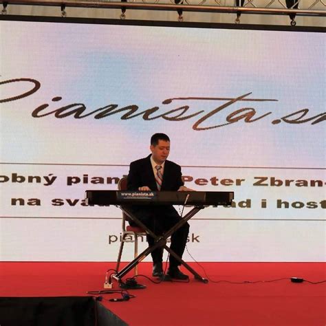 pianista Peter Zbranek hrajúci na klavíri na spoločenskej udalosti